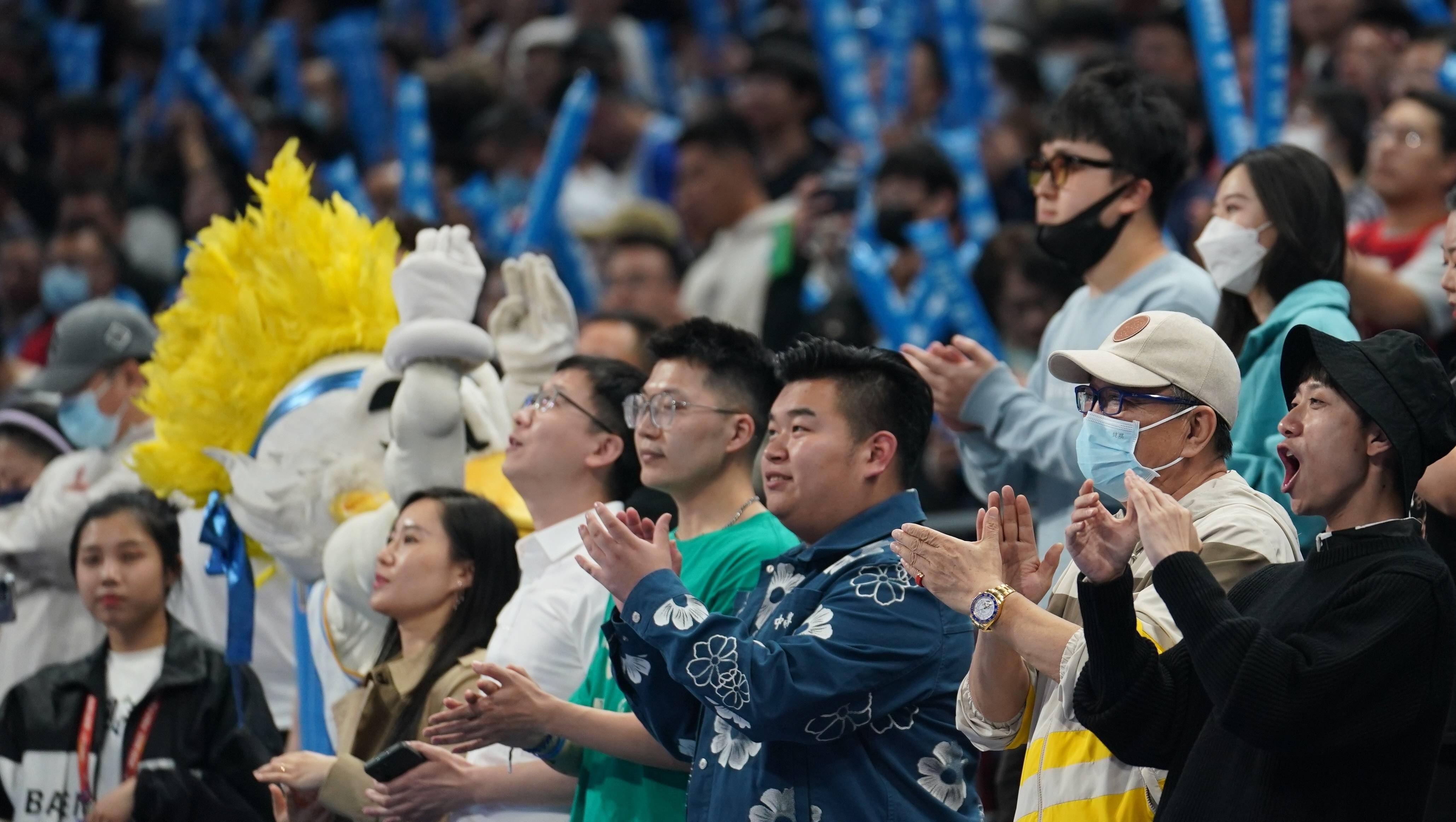 关于球迷狂欢：现场粉丝的应援和互动瞬间的信息