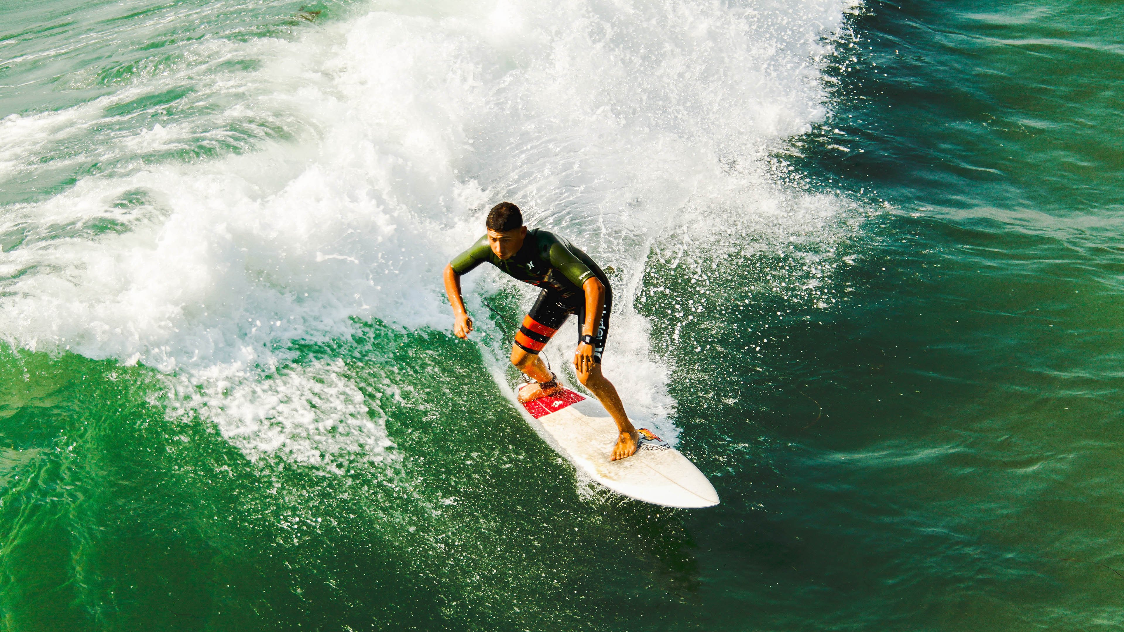 “泥泞激战：雨后泥地上的疯狂追逐”，泥泞的雨天