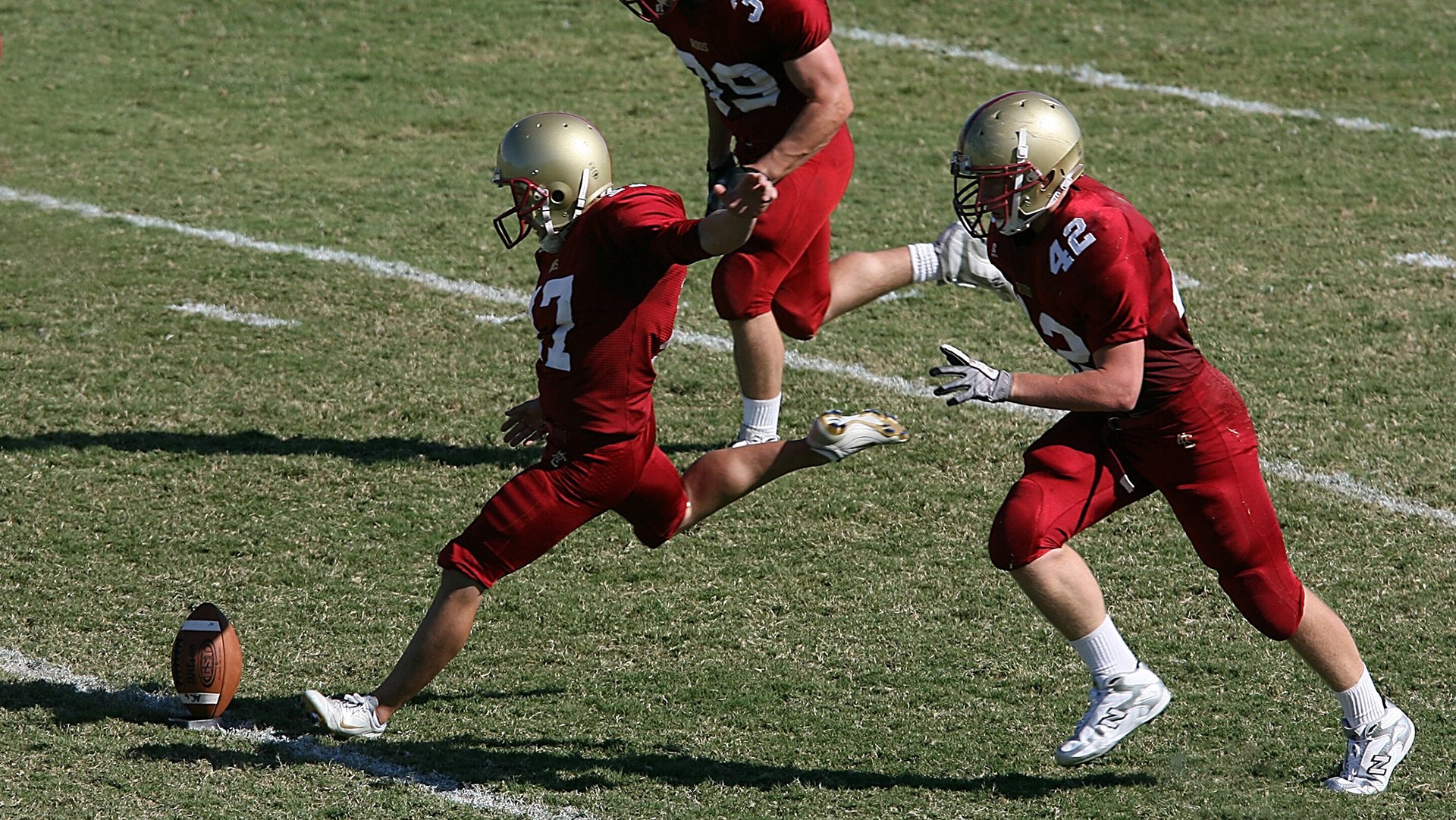 “高原极速：雪山顶端的孤独追逐”，高原上的雪山